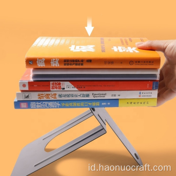 rak buku logam memisahkan rak buku. Bookstop sederhana dan kreatif digunakan di atas meja untuk siswa